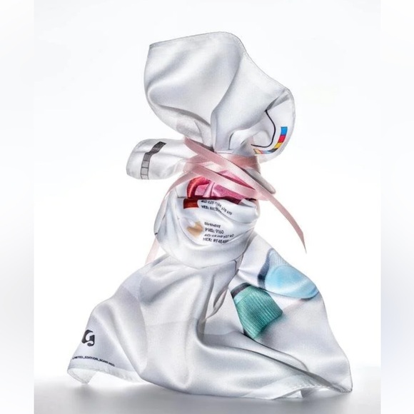 Glossier balm dotcom scarf, Handkerchief, Makeup design New in packaging - Picture 1 of 9